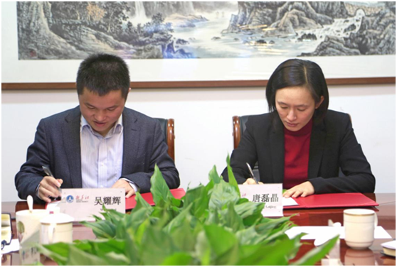 图为北京新华多媒体数据公司总经理吴耀辉与佛山市顺德区委常委、宣传部部长唐磊晶签署战略合作协议
